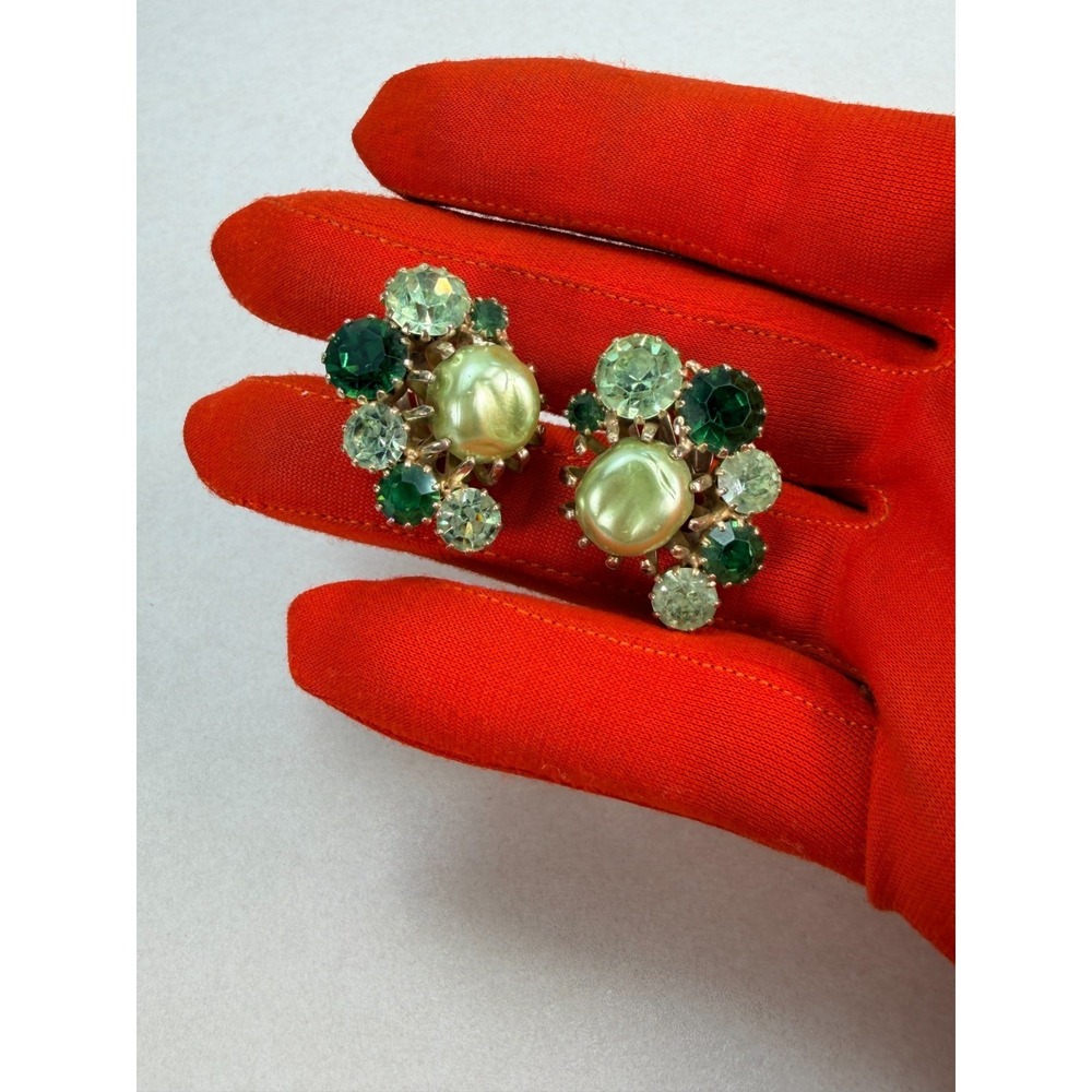 Vintage Weiss Green Rhinestone Faux Pearl Clip On Earrings Cluster Signed